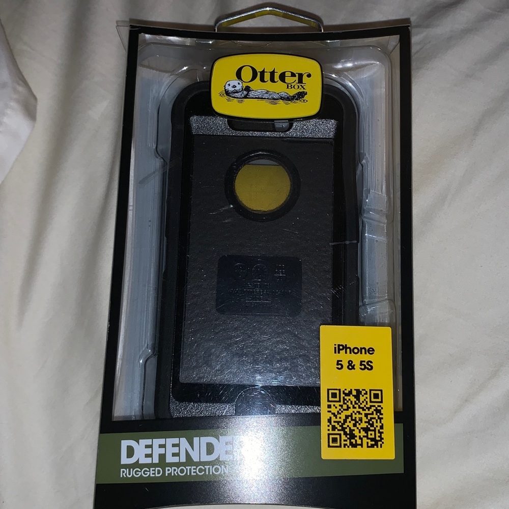 iPhone 5 & 5s otter box phone case in black